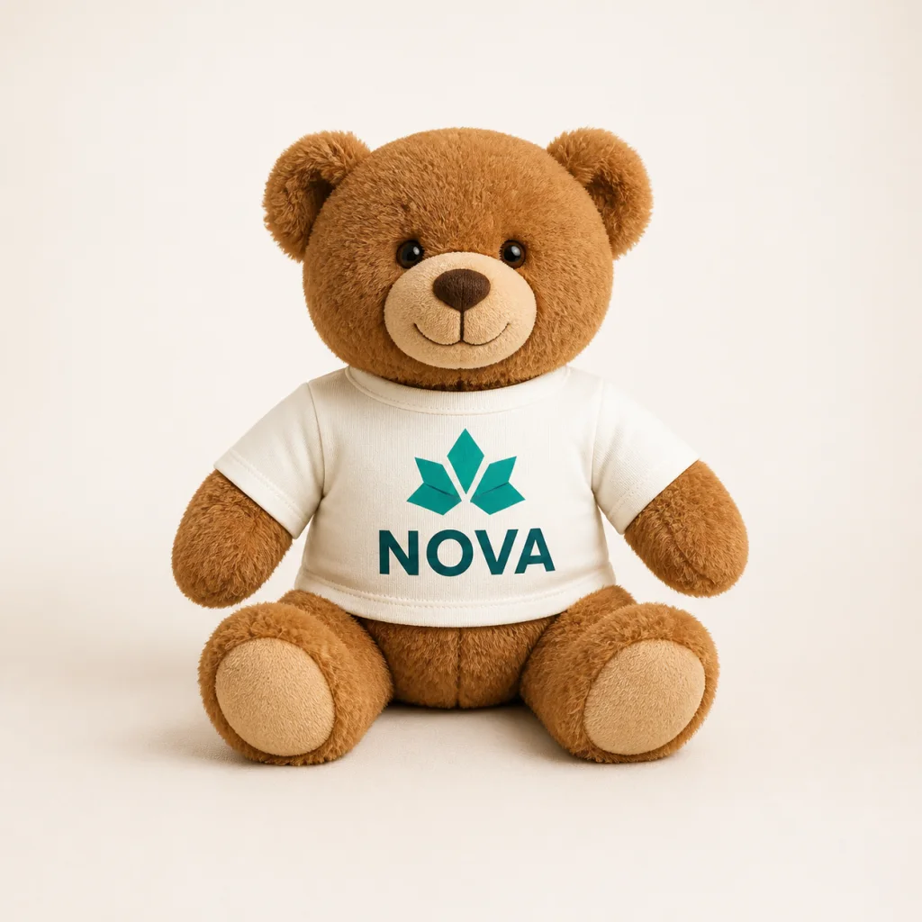 Teddybeer met een bedrukt fictief NOVA-logo